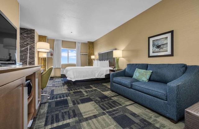 Convenient Location! Minutes to Nut Tree Family Park, Free Onsite Parking