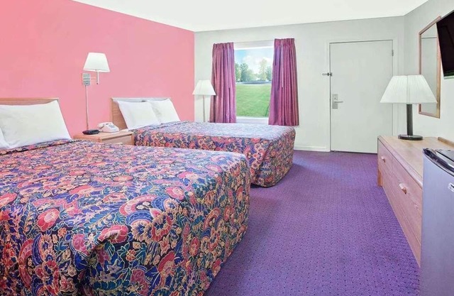 Convenient Stay in Knights Inn Muskogee! 3 Comfortable Units, Pets Allowed