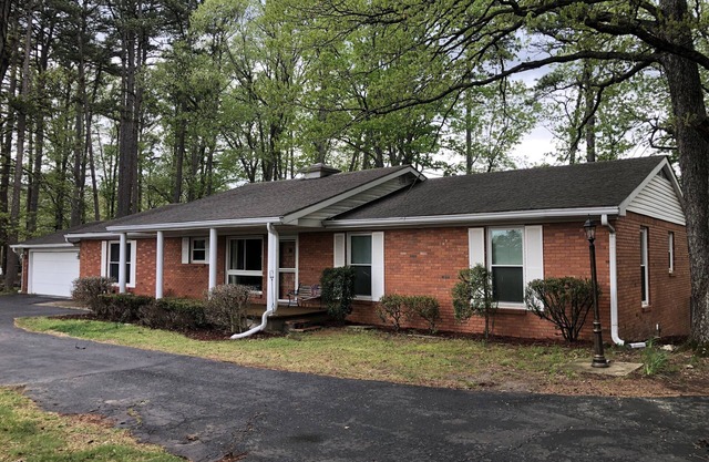 Convenient to Eureka, Hiking/Biking trails, Motorcycle/Pet friendly, Hot Tub.