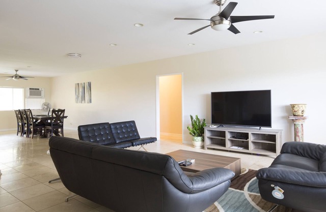 Convenient to Waikiki Large 3000 sqft 4br 2ba house in East Honolulu