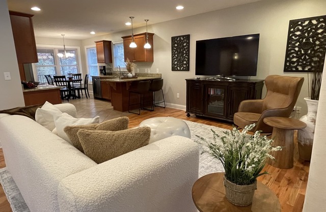 Conveniently Located, Only 3 Mile from Downtown Hendersonville !