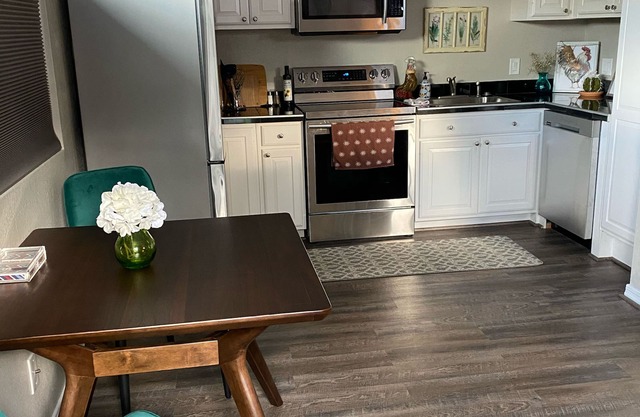 CONVENIENTLY LOCATED ONE BEDROOM APARTMENT IN NORTH PHOENIX