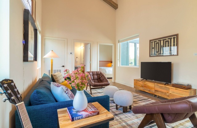 Conway B203 by AvantStay | Private Balcony, Near Broadway