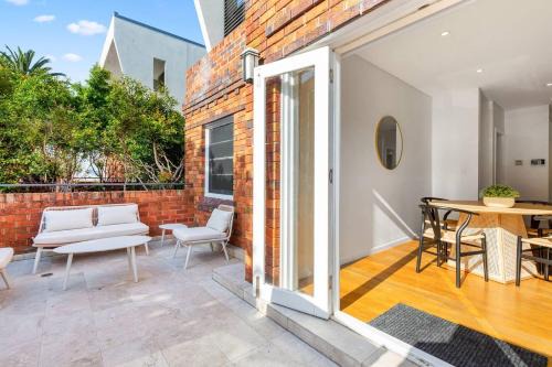 'Coogee Cabanita' Charming Coastal Comfort