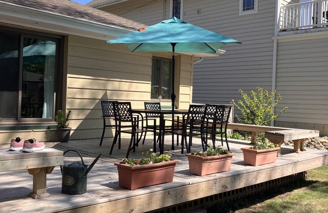 Cool Beach House - new & improved - 3bd-2 ba