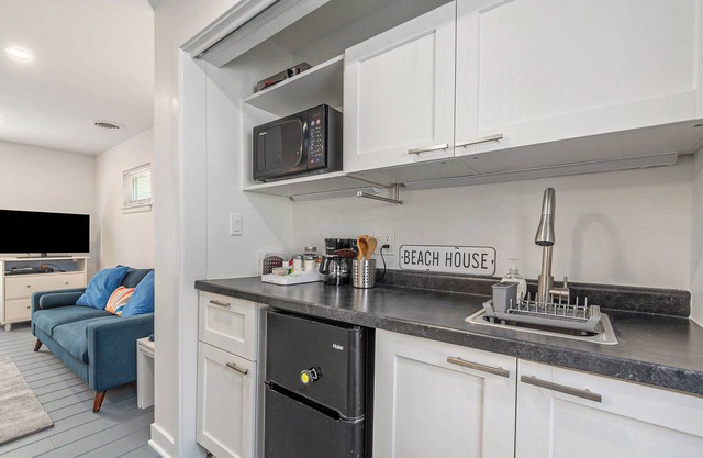 Cool Casa on California Ave in Michigan City, 1 block from the beach!