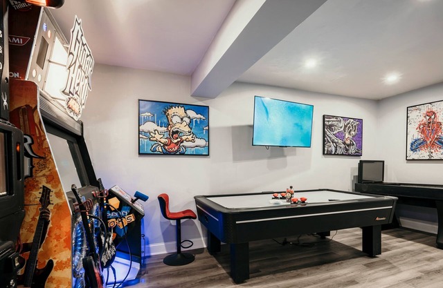 Cool + Modern! Arcades, Movie RM, Private Pond!