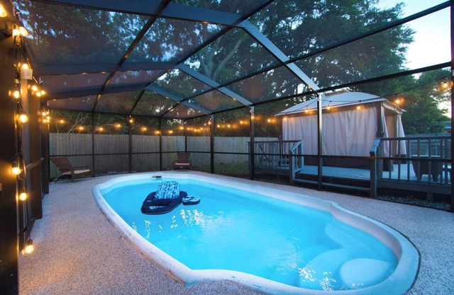 ~Cool Pool Cabana Sleeps 12 Heated Pool~