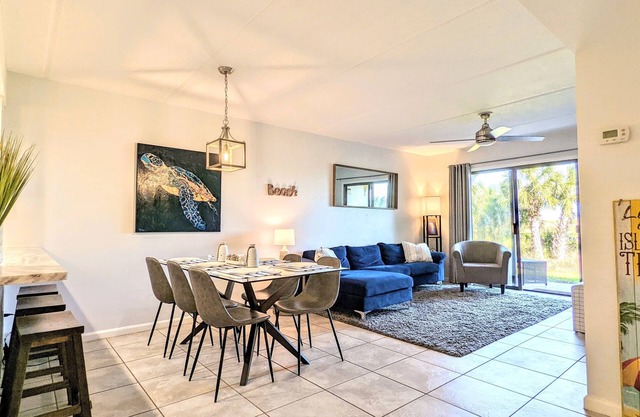 "Cool Waves Oceanfront Retreat" St Augustine Beach 2 Pools 5 Hot Tubs! On the Beach