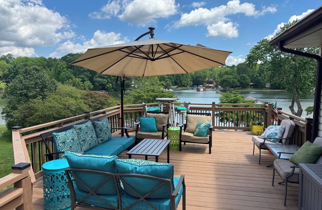 COOPER'S POINT. Lakefront on sandy beach w/private dock, paddleboards, kayaks.