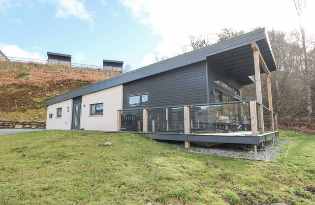 COORIE IN, country holiday cottage, with a garden in Aberfeldy