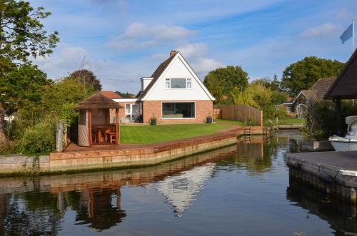 Coots - beautiful property in the heart of Wroxham sits on the waterside