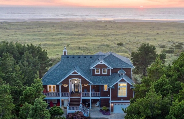 CORAL SUNSETS & SHIMMERING DEEP BLUE OCEAN VIEWS. LASTING MEMORIES MADE HERE!