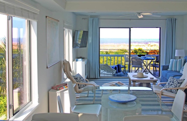 Corner Beachfront, Spacious Luxury 2 BR Villa, Spectacular Views!