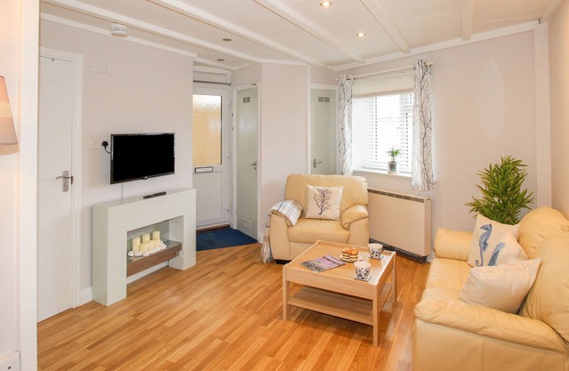 CORNER COVE, pet friendly, country holiday cottage in West Bay