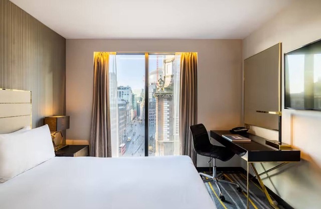 Corner King Room w/Stunning City Views – Spacious Stay in East London