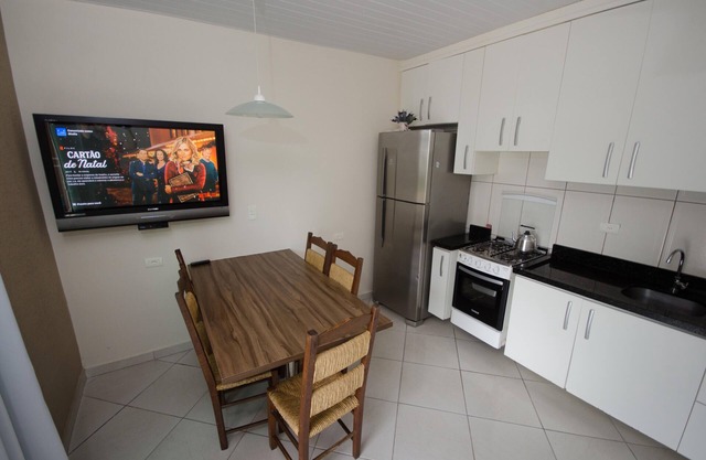 . Corner of Junipers - Bombinhas 2 bedrooms, air conditioning. 80 m from the beach.