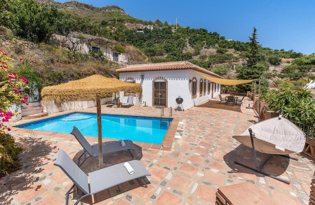 Cortijo La Alberquilla – Andalusian Charm with Mountain and Sea Views, Pool, Wi-Fi, and Garden