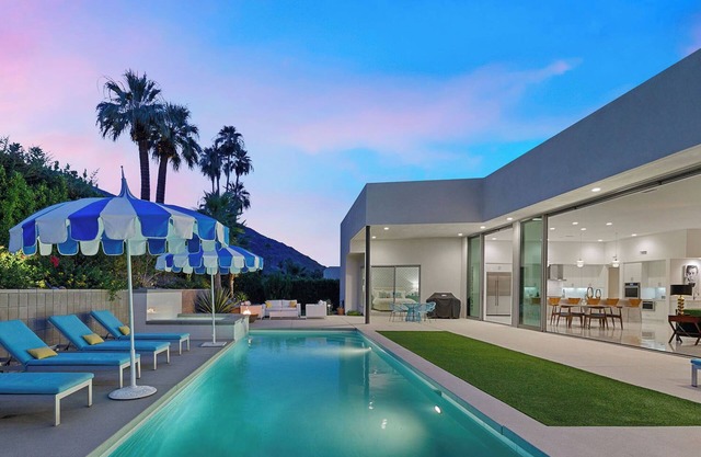 'Cosmopolitan' Walk to Palm Canyon!