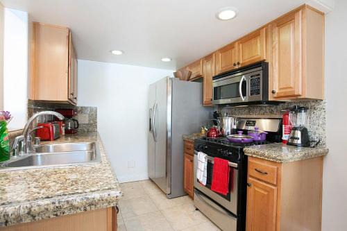 Costa Mesa -Newport- Patio - Free Parking-CM-2