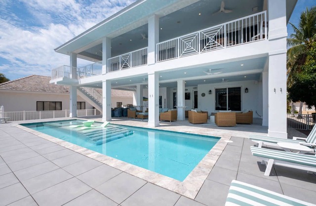 Costal Luxury in Key Colony Beach, Pet Friendly Comfort and Style!