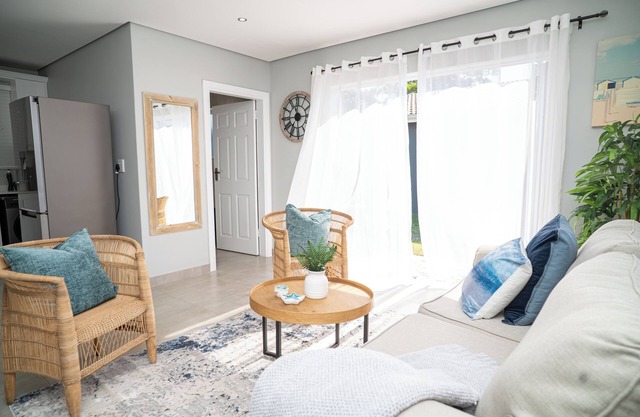 Cosy 2 bedroom Private CottagenSalt water pool, pool table, DSTV