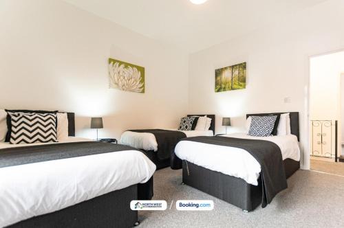 Cosy 2BR House in Bolton with Free WiFi & Parking