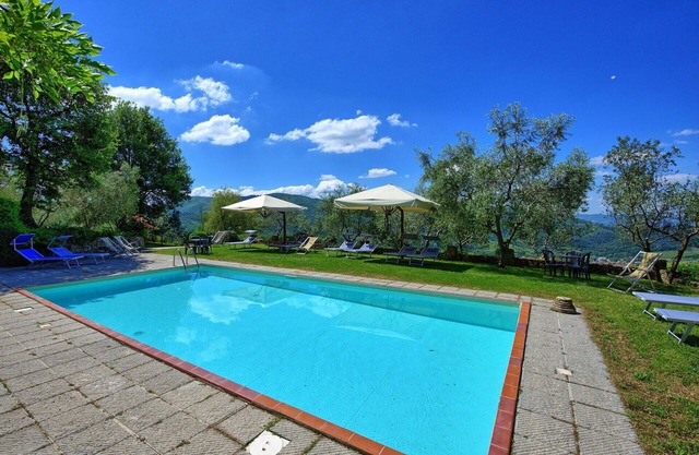 Cosy apartment with WIFI, pool, TV, patio, pets allowed, panoramic view, close to Greve In Chianti