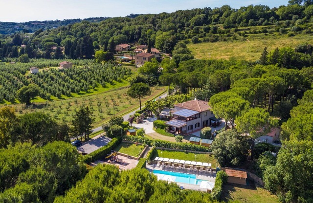 Cosy apartment for 5 people with pool, WIFI, TV, patio and pets allowed