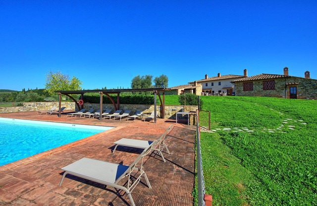 Cosy apartment for 2 guests with pool, A/C, TV and panoramic view, close to Siena