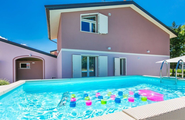 Cosy apartment for 7 guests with A/C, WIFI, private pool, TV, terrace and pets allowed