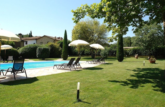 Cosy apartment in villa with pool, WIFI, TV, terrace and pets allowed, close to San Gimignano