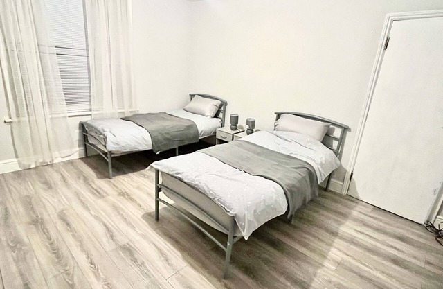 Cosy apartment near town centre and close to train station with parking!