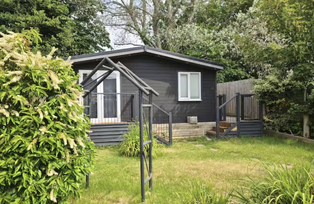 Cosy cabin in the beautiful West side of the Isle of Wight. Pet Friendly!