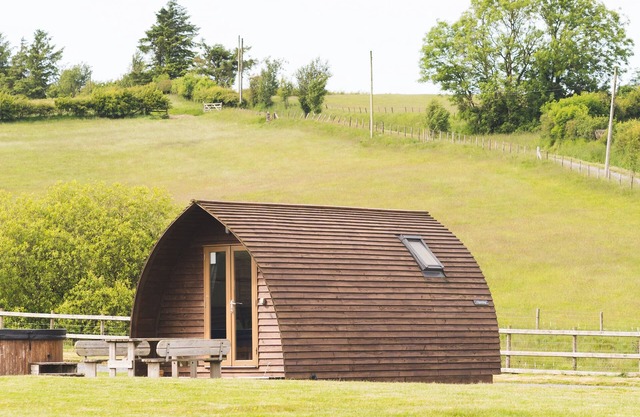 Cosy Cabin with Hot Tub in the Welsh Countryside