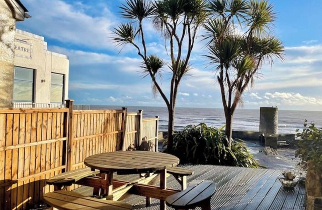 Cosy & Central, Flat by the Sea!