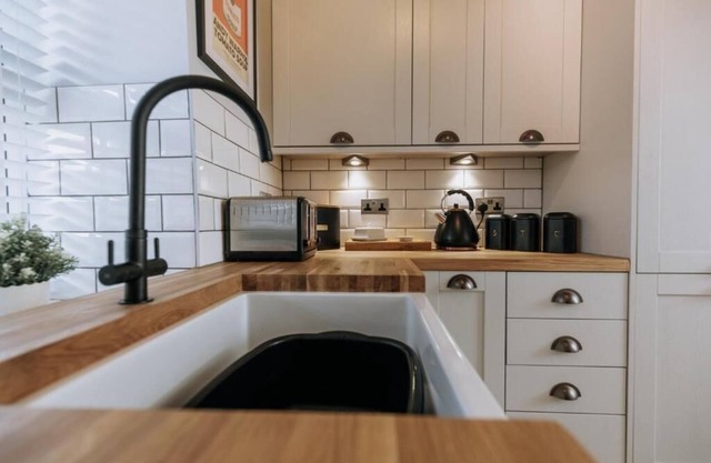 Cosy church view cottage in the heart of the Village