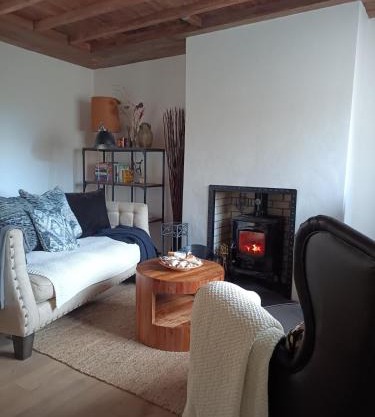 Cosy Coastal Escape with Seaview Terrace