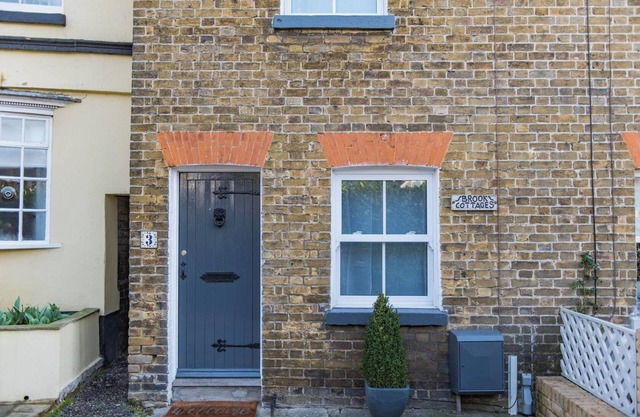 Cosy cottage in Temple Ewell, walk to the local pub and Kearsney Abbey