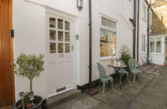 COSY COTTAGE, pet friendly, character holiday cottage in Swainby