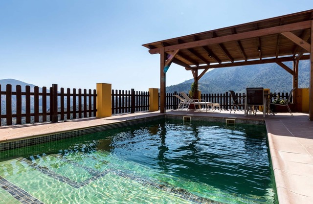 Cosy cottage with views, pool and wifi