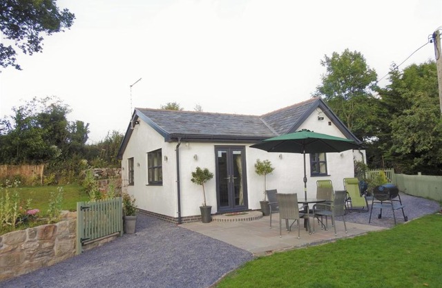 Cosy country cottage with outdoor bathing