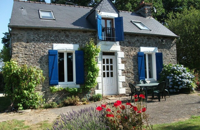 Cosy detached stone cottage with garden and parking