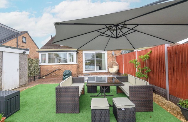 Cosy Getaway with Relaxing Garden & Free Parking