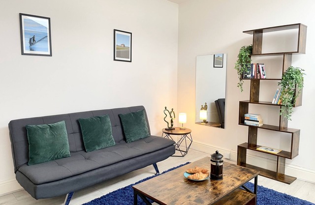 Cosy ground floor prenton flat close to Liverpool and Tranmere Football Club