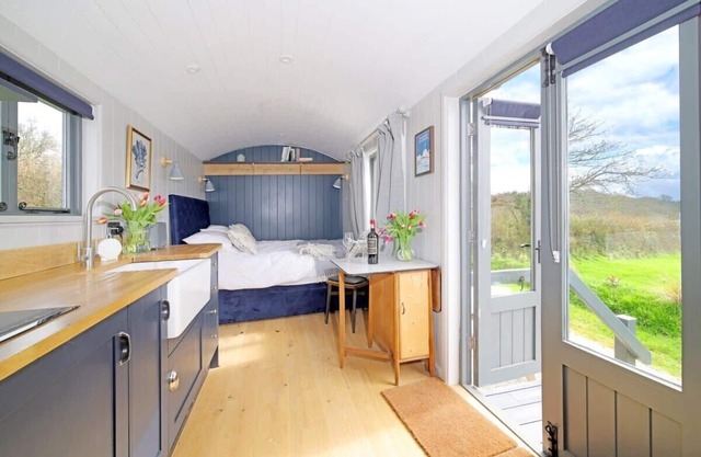 Cosy Hut w/Sea Views & Outdoor Shower