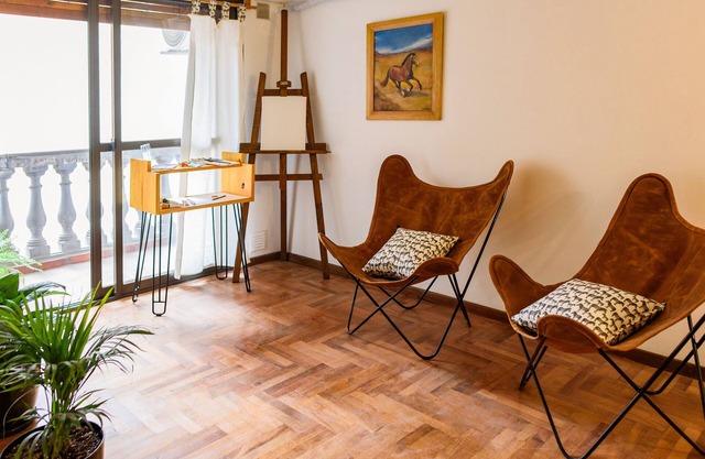 Cosy local artist's flat, central location, fully equipped