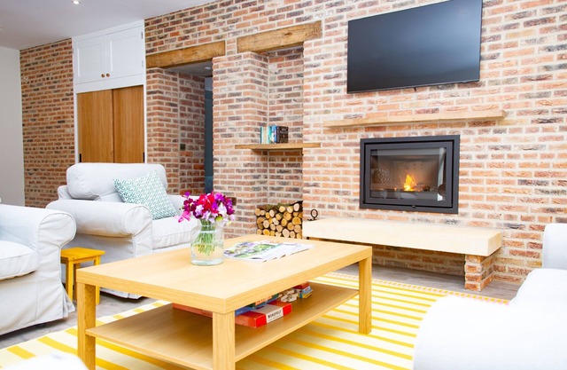 Cosy retreat in woods with stunning views of Hadrian's Wall. Pet friendly.