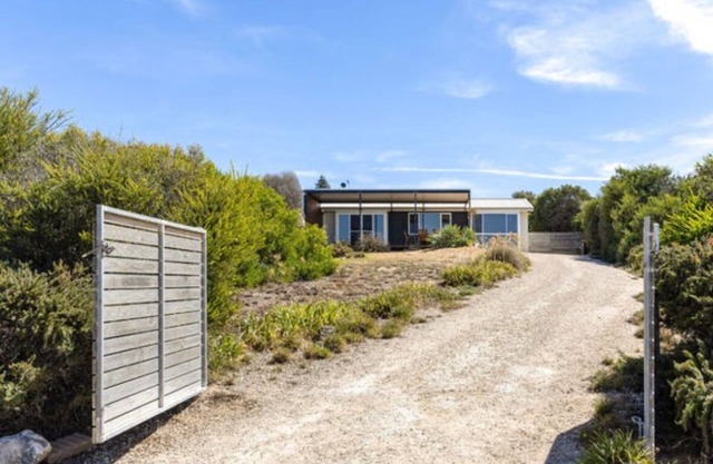 Cosy Shack 2 Min to Middleton Beach. Family/Pet Friendly with Deck, Wifi & Linen