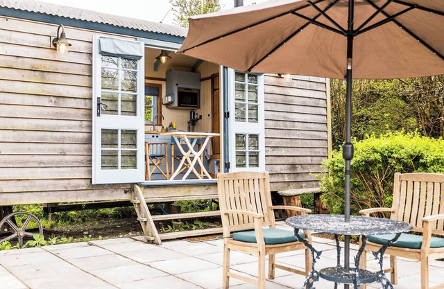 Cosy shepherd’s hut in Moylegrove. The perfect escape for couples in Pembrokeshire.